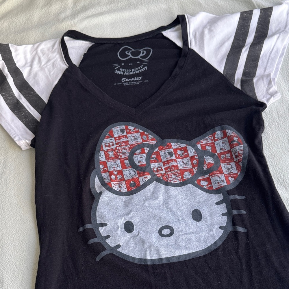 Hello Kitty Black & White V‑Neck Raglan Tee - Picture 6 of 6